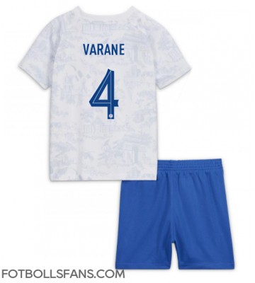 Frankrike Raphael Varane #4 Replika Bortatröja Barn VM 2022 Kortärmad (+ Korta byxor)